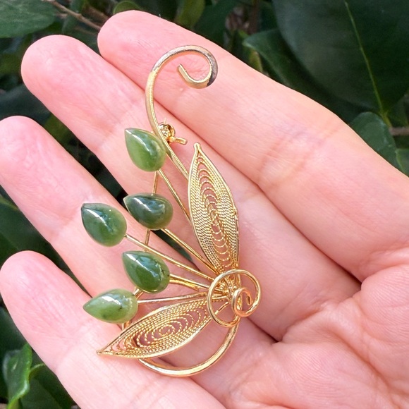 Natural nephrite jade gold tone leaf brooch - Picture 1 of 6